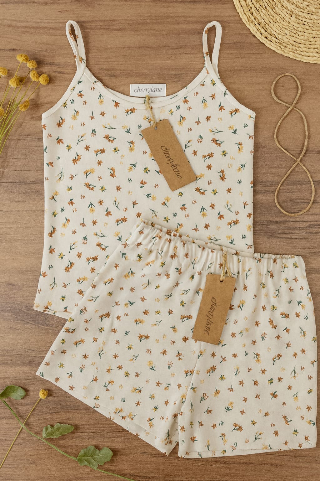 Krem Çiçek Desenli Şortlu Ev Giyim Takımı