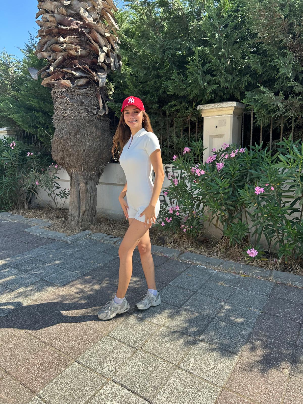 CherryLane Kadın Beyaz Scuba Kumaş Gizli Fermuarlı Altın Logolu Kısa Kol Şort Tulum