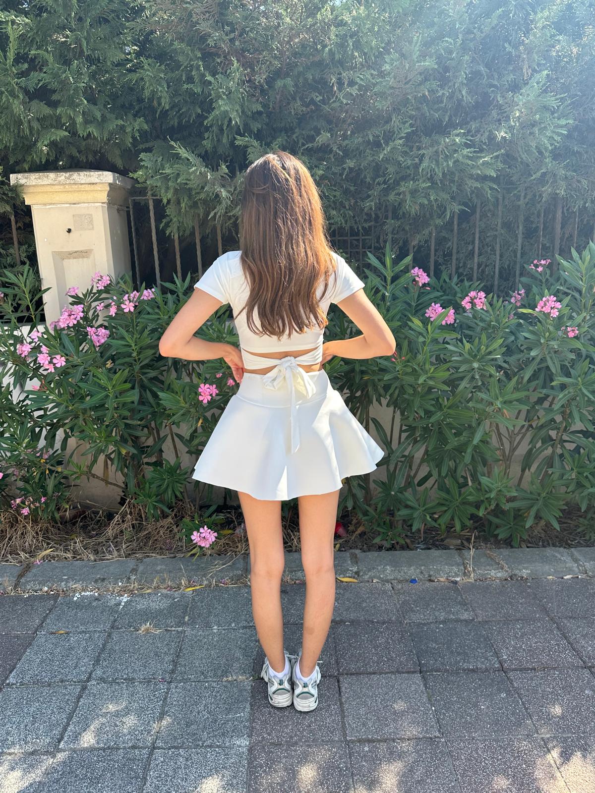 CherryLane Premium Scuba Kumaş Şortlu Beyaz Etek – Altın Logo Detaylı