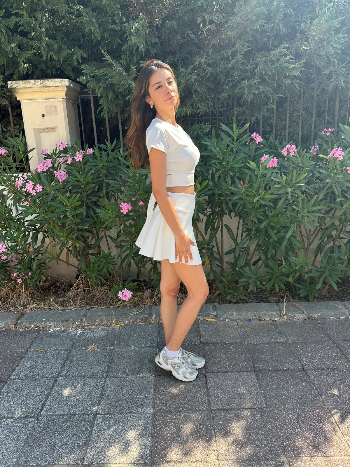 CherryLane Premium Scuba Kumaş Şortlu Beyaz Etek – Altın Logo Detaylı