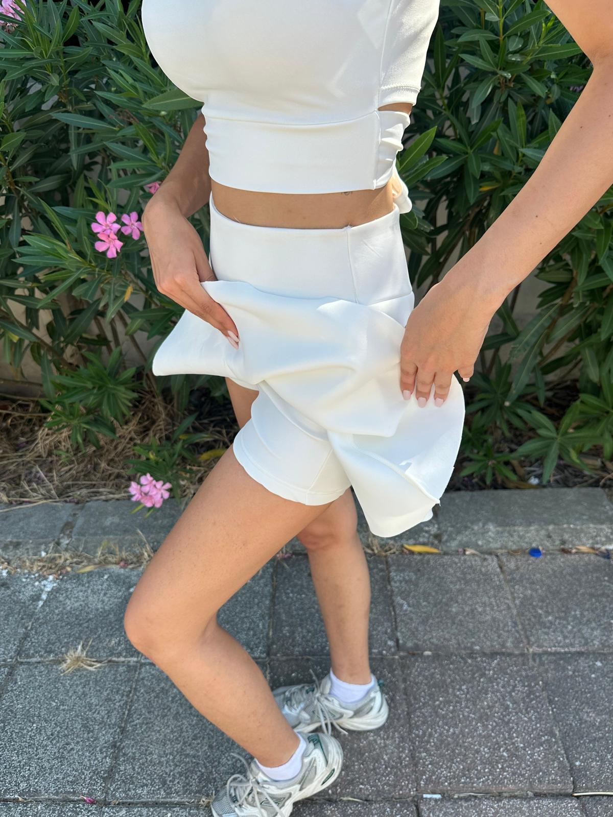 CherryLane Premium Scuba Kumaş Şortlu Beyaz Etek – Altın Logo Detaylı